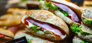 Fast food restoranında taze hazırlanmış sandviçler satılıyor..