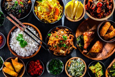 Doğu Asya yemeklerinin çeşitli kompozisyonu.