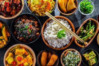 Doğu Asya yemeklerinin çeşitli kompozisyonu.