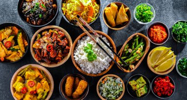 Doğu Asya yemeklerinin çeşitli kompozisyonu.