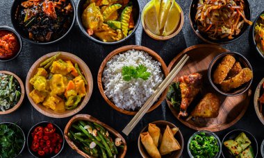 Doğu Asya yemeklerinin çeşitli kompozisyonu.