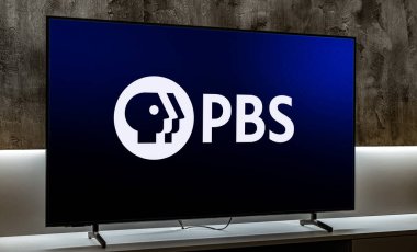 POZNAN, POL - 31 JUL 2024: PBS 'nin logosunu gösteren düz ekran TV seti, Crystal City, Virginia, ABD merkezli ticari olmayan bir televizyon kanalı.