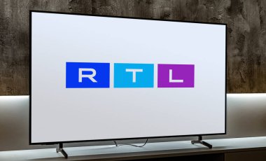 POZNAN, POL - 31 Temmuz 2024: RTL 'nin, RTL Deutschland' a ait bir Alman televizyon kanalı olan RTL 'nin logosunu gösteren düz ekran televizyon seti