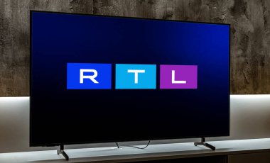 POZNAN, POL - 31 Temmuz 2024: RTL 'nin, RTL Deutschland' a ait bir Alman televizyon kanalı olan RTL 'nin logosunu gösteren düz ekran televizyon seti