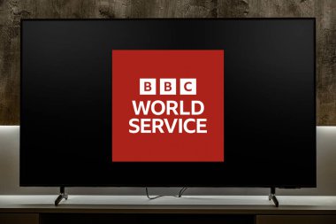 POZNAN, POL - 31 JUL 2024: BBC 'nin sahibi olduğu ve işlettiği uluslararası bir yayın kuruluşu olan BBC World Service' in düz ekran TV seti