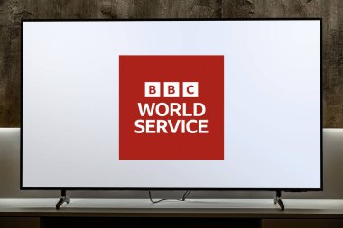 POZNAN, POL - 31 JUL 2024: BBC 'nin sahibi olduğu ve işlettiği uluslararası bir yayın kuruluşu olan BBC World Service' in düz ekran TV seti