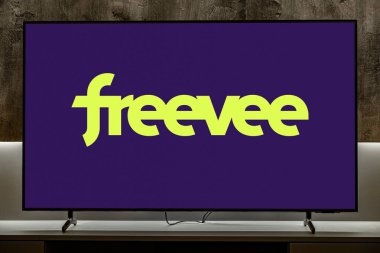 POZNAN, POL - 31 JUL 2024: Amazon Freevee 'nin logosunu gösteren düz ekran televizyon, Amazon' a ait reklam destekli video (VOD) yayın servisidir.