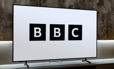 POZNAN, POL - 31 Temmuz 2024: Merkezi Londra 'da bulunan bir İngiliz kamu yayın kuruluşu olan BBC' nin logosunu gösteren düz ekran televizyon