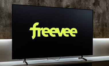 POZNAN, POL - 31 JUL 2024: Amazon Freevee 'nin logosunu gösteren düz ekran televizyon, Amazon' a ait reklam destekli video (VOD) yayın servisidir.