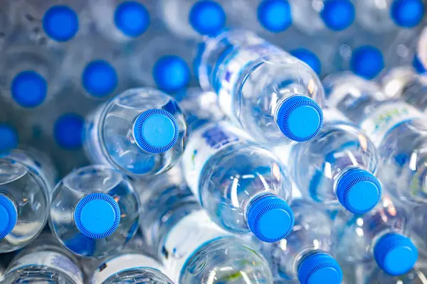 Ticari bir buzdolabında satılığa çıkarılmış bir şişe maden suyu.