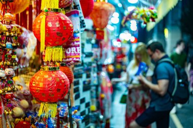 Singapur 'un Çin Mahallesi' nde bir turist hediyelik eşya dükkanı..