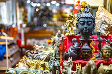Singapur 'un Çin Mahallesi' nde bir turist hediyelik eşya dükkanı..