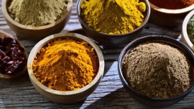 Masadaki baharat ve bitkilerin çeşitliliği