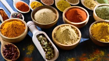 Masadaki baharat ve bitkilerin çeşitliliği