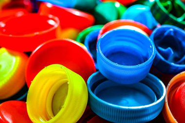 Farklı renklerde plastik şişe kapakları. Geri dönüşüm.