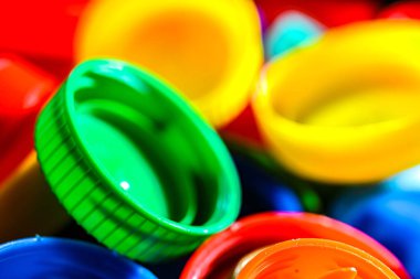 Farklı renklerde plastik şişe kapakları. Geri dönüşüm.