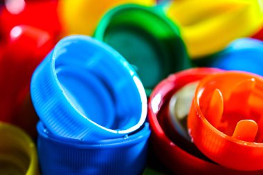 Farklı renklerde plastik şişe kapakları. Geri dönüşüm.