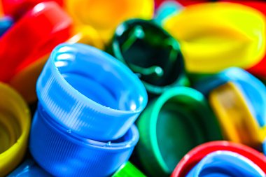Farklı renklerde plastik şişe kapakları. Geri dönüşüm.