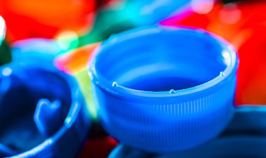 Farklı renklerde plastik şişe kapakları. Geri dönüşüm.