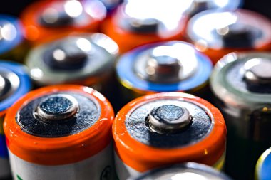 Farklı alkali piller. Kimyasal atık.