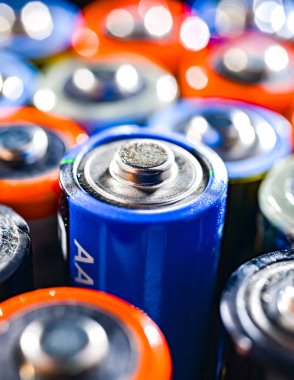 Farklı alkali piller. Kimyasal atık.