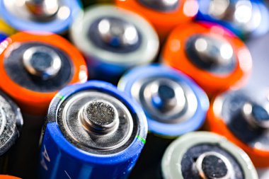 Farklı alkali piller. Kimyasal atık.