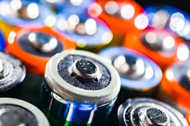 Farklı alkali piller. Kimyasal atık.