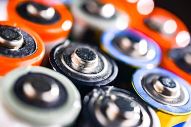 Farklı alkali piller. Kimyasal atık.