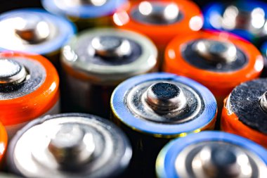 Farklı alkali piller. Kimyasal atık.