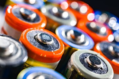 Farklı alkali piller. Kimyasal atık.