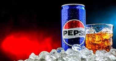 POZNAN, POL - 7 AUG 2024: PepsiCo tarafından üretilen ve üretilen bir kutu Pepsi. Bu içecek 1893 'te Brad' in İçkisi adı altında üretildi ve geliştirildi.