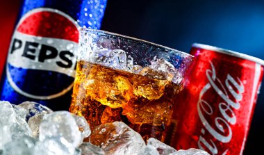 POZNAN, POL - 7 AUG 2024: Pepsi ve kola kutuları, popüler karbonatlı meşrubat