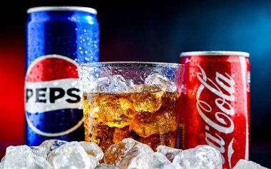 POZNAN, POL - 7 AUG 2024: Pepsi ve kola kutuları, popüler karbonatlı meşrubat