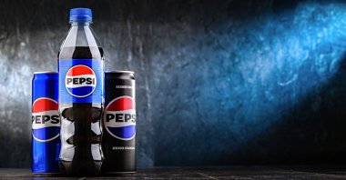 POZNAN, POL - 7 AUG 2024: Pepsi, PepsiCo tarafından üretilen ve üretilen karbonatlı bir meşrubat. Bu içecek 1893 'te Brad' in İçkisi adı altında üretildi ve geliştirildi.