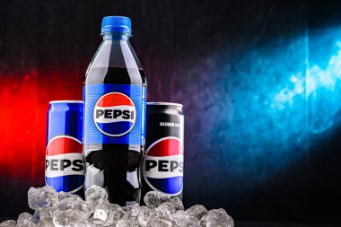 POZNAN, POL - 7 AUG 2024: Pepsi, PepsiCo tarafından üretilen ve üretilen karbonatlı bir meşrubat. Bu içecek 1893 'te Brad' in İçkisi adı altında üretildi ve geliştirildi.