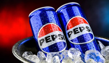 POZNAN, POL - 7 AUG 2024: PepsiCo tarafından üretilen ve üretilen karbonatlı bir meşrubat kutusu. Bu içecek 1893 'te Brad' in İçkisi adı altında üretildi ve geliştirildi.