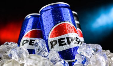 POZNAN, POL - 7 AUG 2024: PepsiCo tarafından üretilen ve üretilen karbonatlı bir meşrubat kutusu. Bu içecek 1893 'te Brad' in İçkisi adı altında üretildi ve geliştirildi.