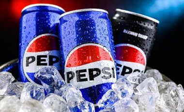 POZNAN, POL - 7 AUG 2024: PepsiCo tarafından üretilen ve üretilen karbonatlı bir meşrubat kutusu. Bu içecek 1893 'te Brad' in İçkisi adı altında üretildi ve geliştirildi.