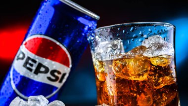 POZNAN, POL - 7 AUG 2024: PepsiCo tarafından üretilen ve üretilen bir kutu Pepsi. Bu içecek 1893 'te Brad' in İçkisi adı altında üretildi ve geliştirildi.