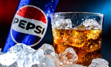 POZNAN, POL - 7 AUG 2024: PepsiCo tarafından üretilen ve üretilen bir kutu Pepsi. Bu içecek 1893 'te Brad' in İçkisi adı altında üretildi ve geliştirildi.