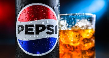 POZNAN, POL - 7 AUG 2024: PepsiCo tarafından üretilen ve üretilen bir kutu Pepsi. Bu içecek 1893 'te Brad' in İçkisi adı altında üretildi ve geliştirildi.