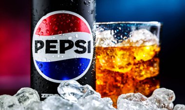 POZNAN, POL - 7 AUG 2024: PepsiCo tarafından üretilen ve üretilen bir kutu Pepsi. Bu içecek 1893 'te Brad' in İçkisi adı altında üretildi ve geliştirildi.