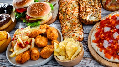 Yiyecekler kanser riskini arttırıyor. Abur cubur.