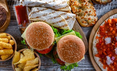 Yiyecekler kanser riskini arttırıyor. Abur cubur.