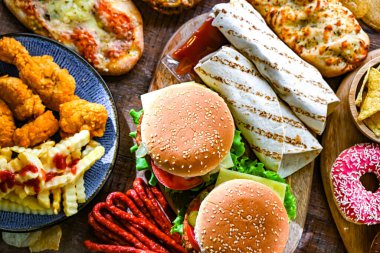 Yiyecekler kanser riskini arttırıyor. Abur cubur.