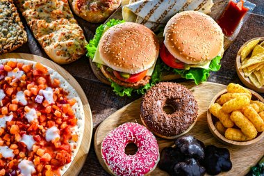 Yiyecekler kanser riskini arttırıyor. Abur cubur.