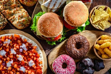 Yiyecekler kanser riskini arttırıyor. Abur cubur.