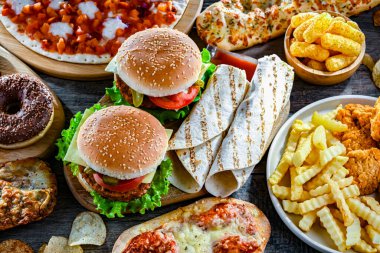 Yiyecekler kanser riskini arttırıyor. Abur cubur.