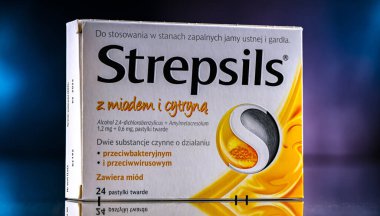 POZNAN, POL - 27 Haziran 2024: İngiliz-Hollandalı Reckitt Benckiser firması tarafından üretilen bir boğaz pastili paketi.