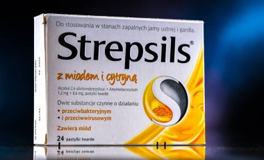 POZNAN, POL - 27 Haziran 2024: İngiliz-Hollandalı Reckitt Benckiser firması tarafından üretilen bir boğaz pastili paketi.